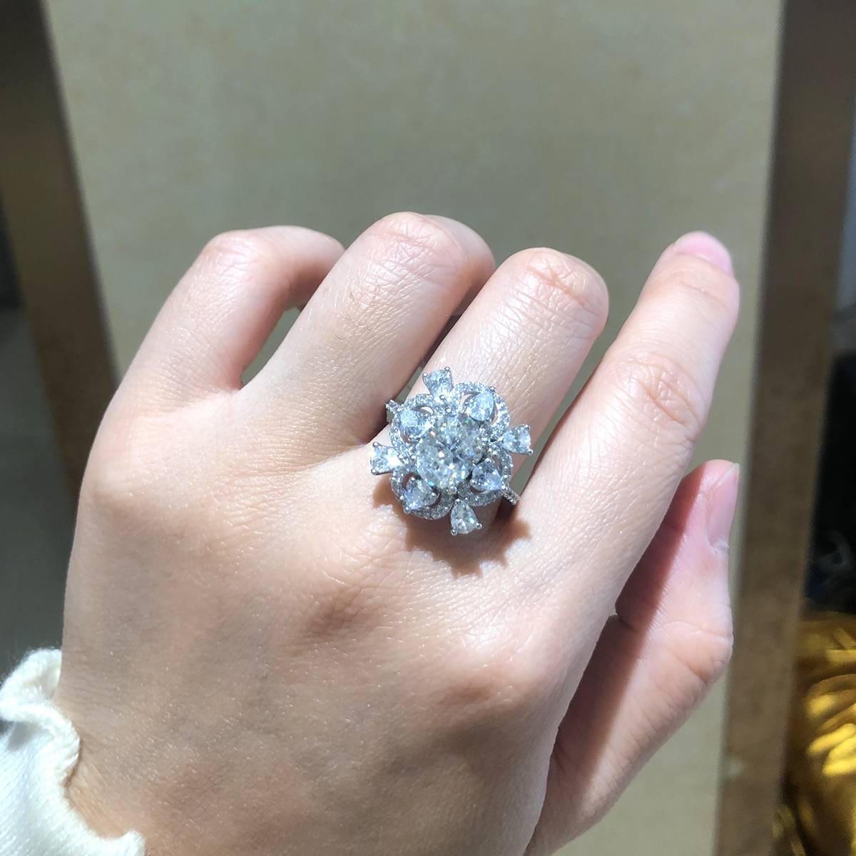 豪华四叶草蛋形钻女戒S925银镀白金定制选款主石莫桑钻2.0ct/副石高碳钻